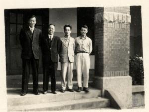 1963年4月　高去尋等人攝於臺大文學院中庭