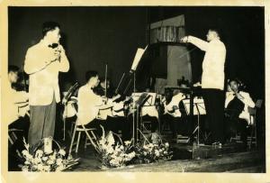 陳澄雄（左1）與臺灣省交響樂團合作長笛協奏曲；指揮：戴粹倫（攝於1965年出國前）
