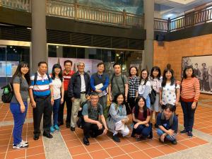 馬來西亞巴色會孟家達堂的成人詩班成員與策展人合影 A group photo of the Basel Mission Menggatal choir with the exhibition curator during their visit to the exhibition