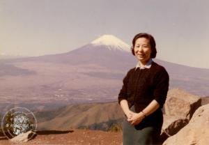 莊淑旂富士山下留影
