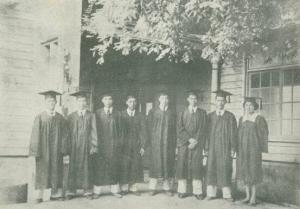 1951年建築工程系畢業生合影於木造系館前