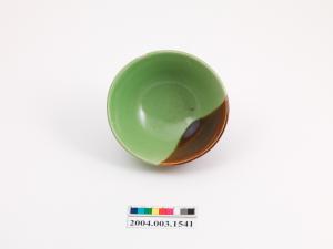 綠釉褐彩碗