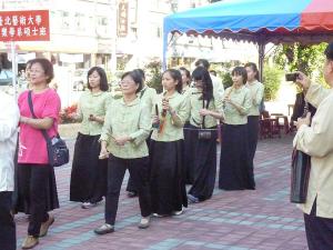 林珀姬帶碩士班學生參與彰化戲曲款踩街整絃