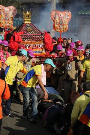 大甲媽祖遶境進香_鑽轎跤