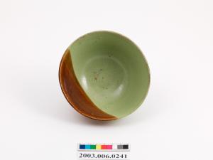 綠釉褐彩碗