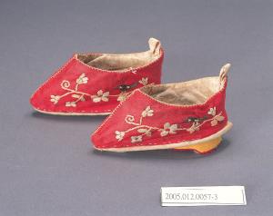 紅地繡花弓鞋