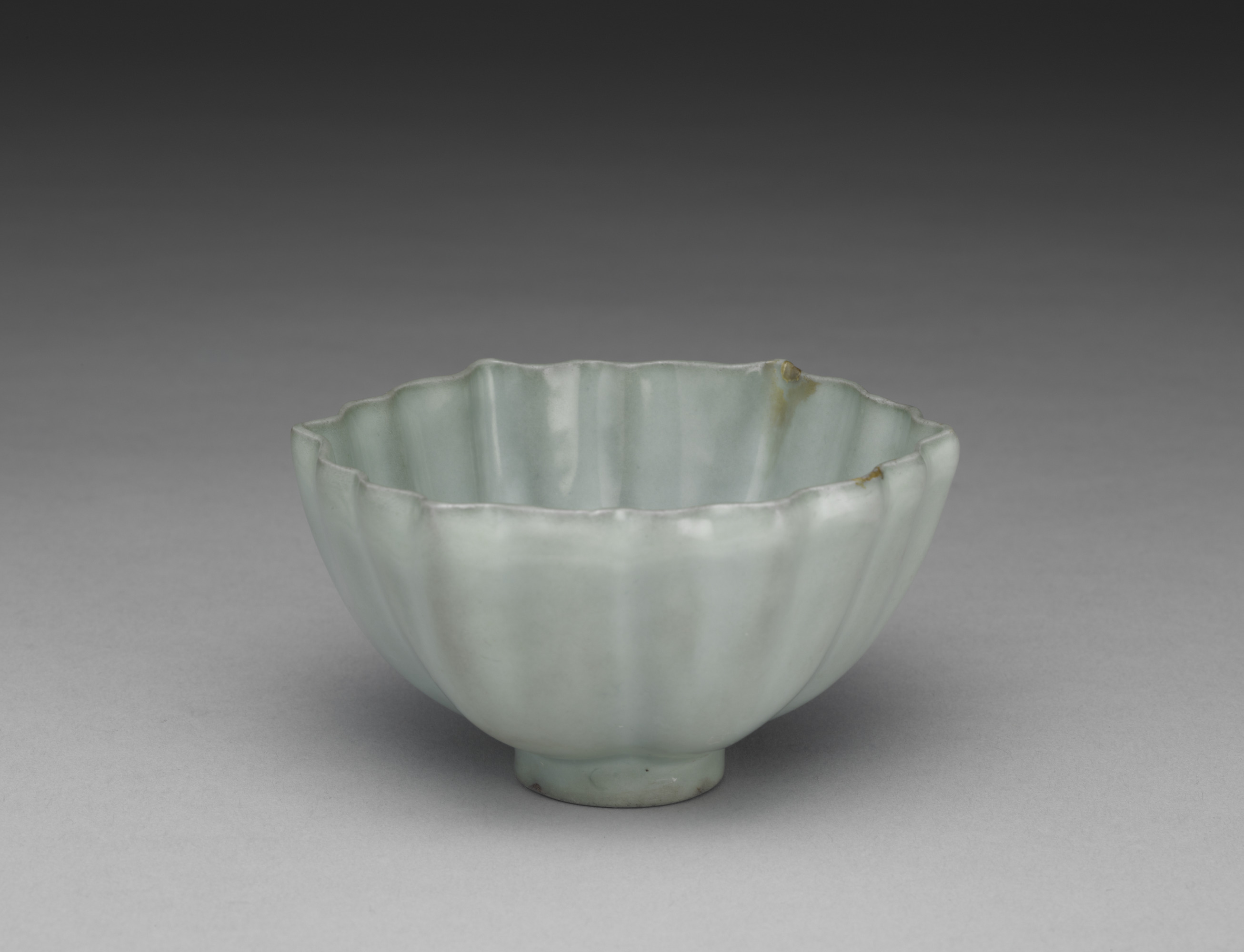 南宋龍泉窯青瓷菱花式碗| 開放博物館